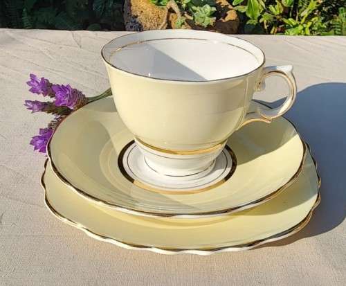 COLCOUGH ENGLAND TRIO IN HARLEQUIN BALLET LEMON YELLOW PATTERN (4TH OF 6) - WW2 ERA 1939 MARK
