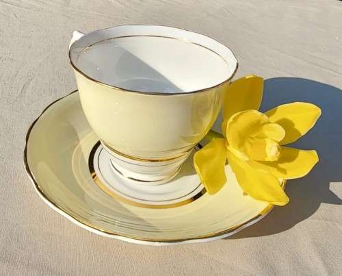COLCOUGH ENGLAND TRIO IN HARLEQUIN BALLET LEMON YELLOW PATTERN (6TH OF 6) - WW2 ERA 1939 MARK