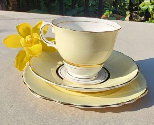 COLCOUGH ENGLAND TRIO IN HARLEQUIN BALLET LEMON YELLOW PATTERN (6TH OF 6) - WW2 ERA 1939 MARK
