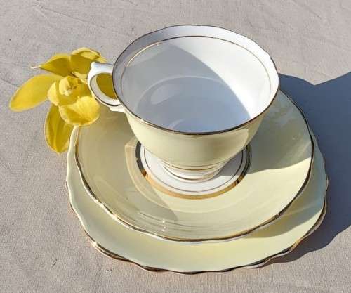 COLCOUGH ENGLAND TRIO IN HARLEQUIN BALLET LEMON YELLOW PATTERN (6TH OF 6) - WW2 ERA 1939 MARK