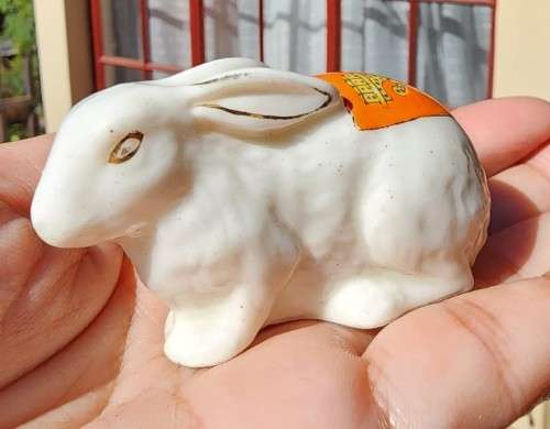 A HUNDRED YEAR OLD (CIRCA 1904-1924) PORCELAIN MINI CRESTED RABBIT BY ARKINSTALL & SONS ENGLAND