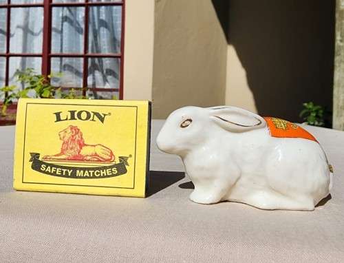 A HUNDRED YEAR OLD (CIRCA 1904-1924) PORCELAIN MINI CRESTED RABBIT BY ARKINSTALL & SONS ENGLAND