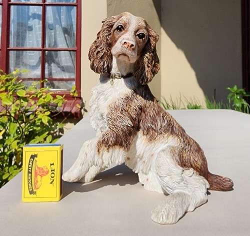 LOVELY COUNTRY ARTISTS ENGLAND SPRINGER SPANIEL RESIN FIGURINE