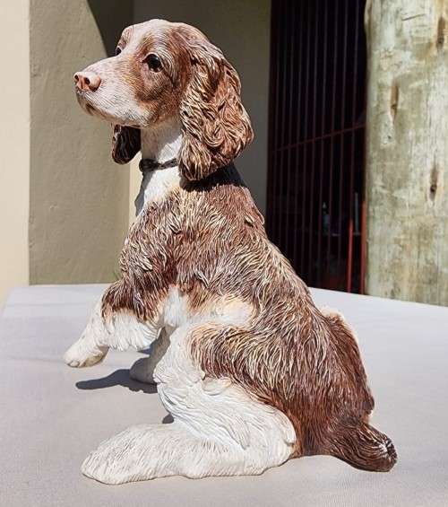 LOVELY COUNTRY ARTISTS ENGLAND SPRINGER SPANIEL RESIN FIGURINE