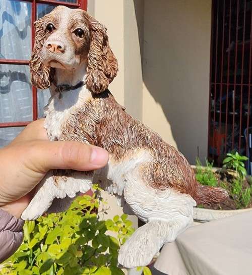 LOVELY COUNTRY ARTISTS ENGLAND SPRINGER SPANIEL RESIN FIGURINE