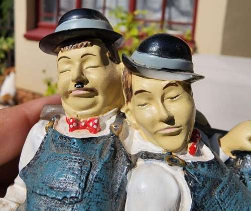 RARE LAUREL & HARDY SLEEPING ON BENCH FIFURINE
