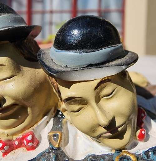 RARE LAUREL & HARDY SLEEPING ON BENCH FIFURINE