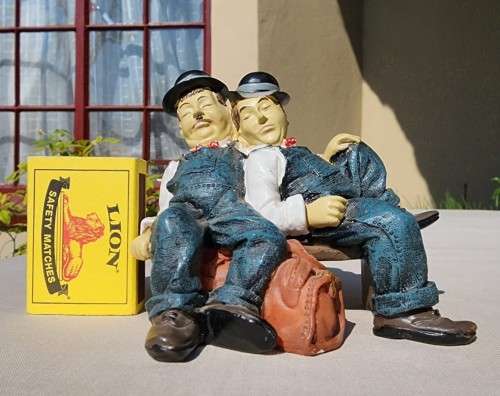 RARE LAUREL & HARDY SLEEPING ON BENCH FIFURINE