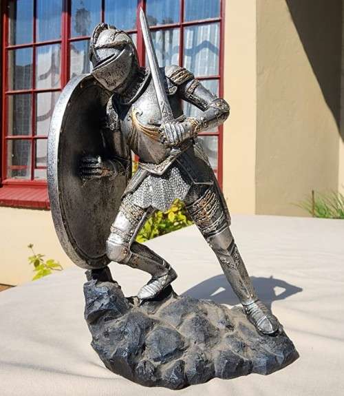 MEDIEVAL KNIGHT IN ARMOUR WITH GIANT PHOENIX COAT OF ARMS SHIELD FIGURINE 21CM HIGH