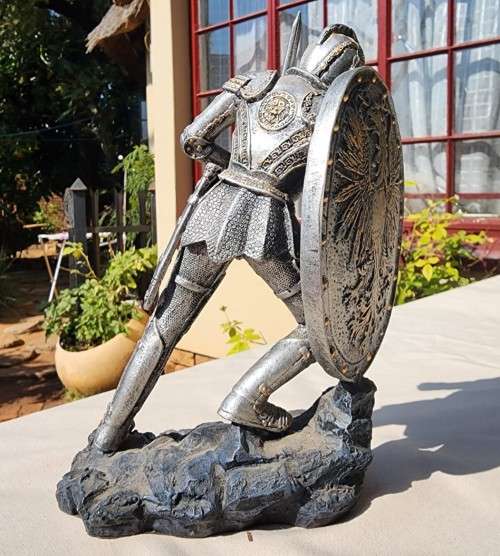 MEDIEVAL KNIGHT IN ARMOUR WITH GIANT PHOENIX COAT OF ARMS SHIELD FIGURINE 21CM HIGH