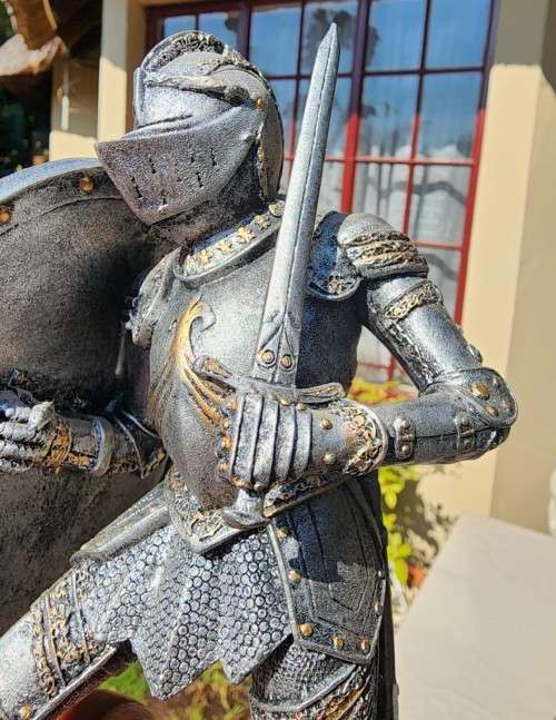 MEDIEVAL KNIGHT IN ARMOUR WITH GIANT PHOENIX COAT OF ARMS SHIELD FIGURINE 21CM HIGH