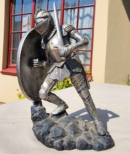 MEDIEVAL KNIGHT IN ARMOUR WITH GIANT PHOENIX COAT OF ARMS SHIELD FIGURINE 21CM HIGH