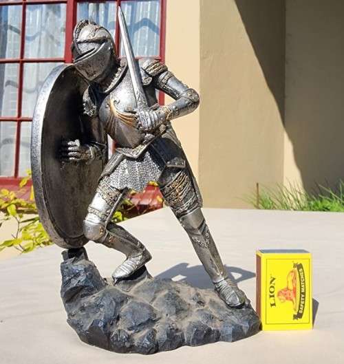 MEDIEVAL KNIGHT IN ARMOUR WITH GIANT PHOENIX COAT OF ARMS SHIELD FIGURINE 21CM HIGH