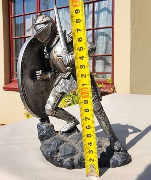 MEDIEVAL KNIGHT IN ARMOUR WITH GIANT PHOENIX COAT OF ARMS SHIELD FIGURINE 21CM HIGH