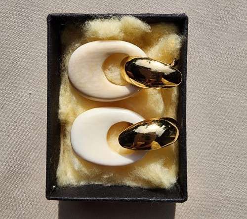 VINTAGE BONE AND GOLD TONED EARRINGS IN VERY GOOD CONDITION