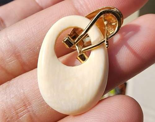 VINTAGE BONE AND GOLD TONED EARRINGS IN VERY GOOD CONDITION