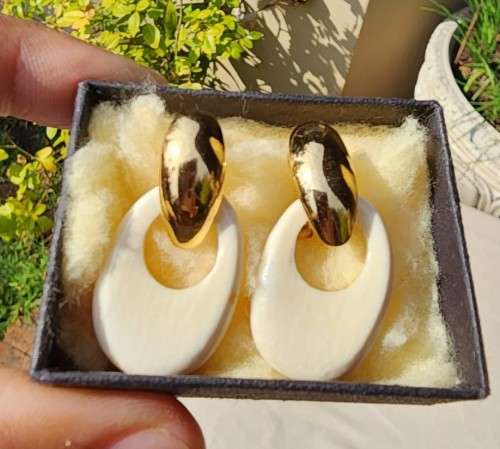 VINTAGE BONE AND GOLD TONED EARRINGS IN VERY GOOD CONDITION