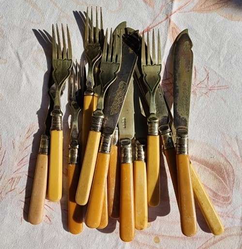 VINTAGE BONE HANDLED SILVER PLATED FISH KNIVES AND FORKS