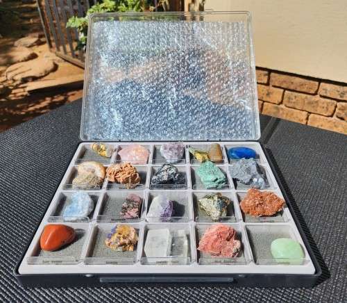 VALUABLE 22K GOLD LEAF IN A ROCK AND MINERAL COLLECTION (2ND OF 3) IN DISPLAY CABINET