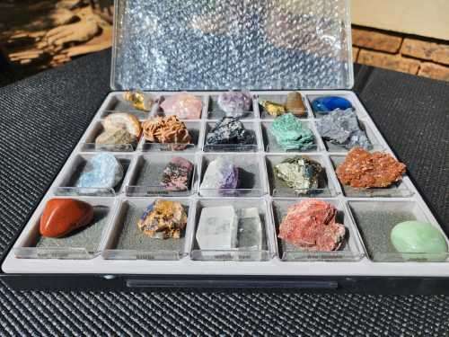 VALUABLE 22K GOLD LEAF IN A ROCK AND MINERAL COLLECTION (2ND OF 3) IN DISPLAY CABINET