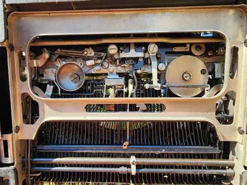 REMINGTON 1948 DELUXE PORTABLE MODEL 5 TYPEWRITER MADE IN THE USA (SERIAL B1650133) IN EXCELLENT WOR