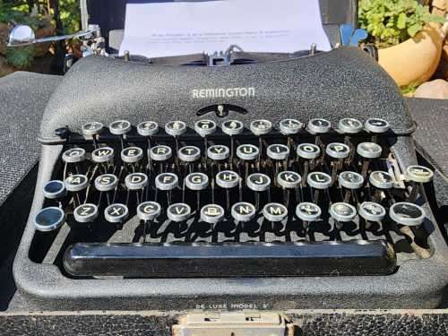 REMINGTON 1948 DELUXE PORTABLE MODEL 5 TYPEWRITER MADE IN THE USA (SERIAL B1650133) IN EXCELLENT WOR