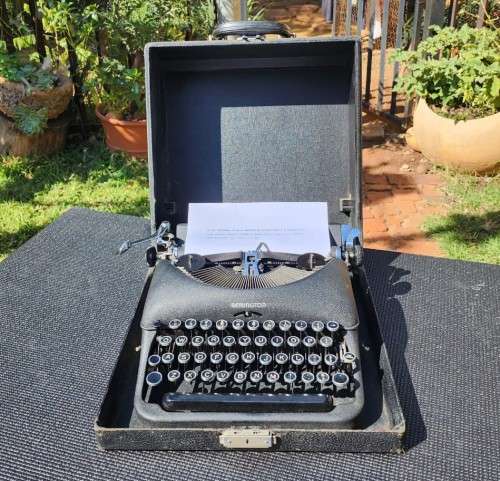REMINGTON 1948 DELUXE PORTABLE MODEL 5 TYPEWRITER MADE IN THE USA (SERIAL B1650133) IN EXCELLENT WOR