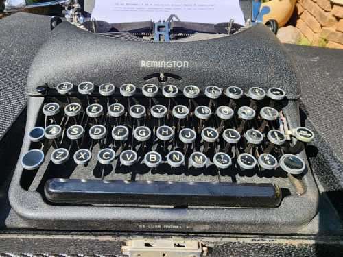 REMINGTON 1948 DELUXE PORTABLE MODEL 5 TYPEWRITER MADE IN THE USA (SERIAL B1650133) IN EXCELLENT WOR