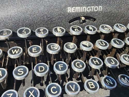REMINGTON 1948 DELUXE PORTABLE MODEL 5 TYPEWRITER MADE IN THE USA (SERIAL B1650133) IN EXCELLENT WOR