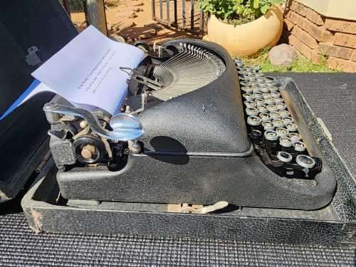 REMINGTON 1948 DELUXE PORTABLE MODEL 5 TYPEWRITER MADE IN THE USA (SERIAL B1650133) IN EXCELLENT WOR
