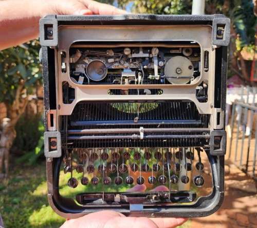 REMINGTON 1948 DELUXE PORTABLE MODEL 5 TYPEWRITER MADE IN THE USA (SERIAL B1650133) IN EXCELLENT WOR