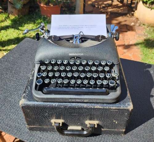 REMINGTON 1948 DELUXE PORTABLE MODEL 5 TYPEWRITER MADE IN THE USA (SERIAL B1650133) IN EXCELLENT WOR