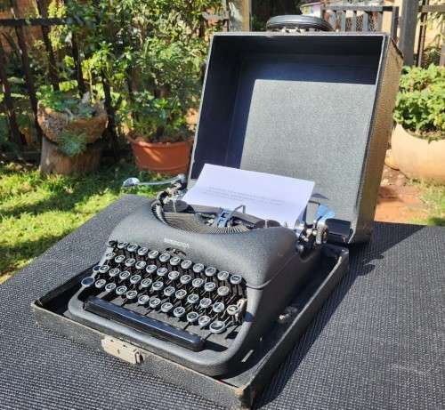 REMINGTON 1948 DELUXE PORTABLE MODEL 5 TYPEWRITER MADE IN THE USA (SERIAL B1650133) IN EXCELLENT WOR
