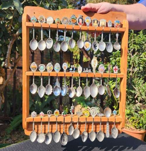 WONDERFUL INTERNATIONAL 36 SOUVENIR SPOON COLLECTION WITH WOODEN DISPLAY RACK