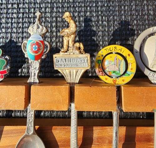 WONDERFUL INTERNATIONAL 36 SOUVENIR SPOON COLLECTION WITH WOODEN DISPLAY RACK