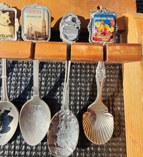 WONDERFUL INTERNATIONAL 36 SOUVENIR SPOON COLLECTION WITH WOODEN DISPLAY RACK