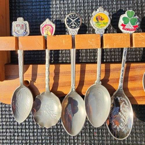 WONDERFUL INTERNATIONAL 36 SOUVENIR SPOON COLLECTION WITH WOODEN DISPLAY RACK