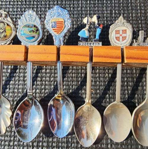 WONDERFUL INTERNATIONAL 36 SOUVENIR SPOON COLLECTION WITH WOODEN DISPLAY RACK