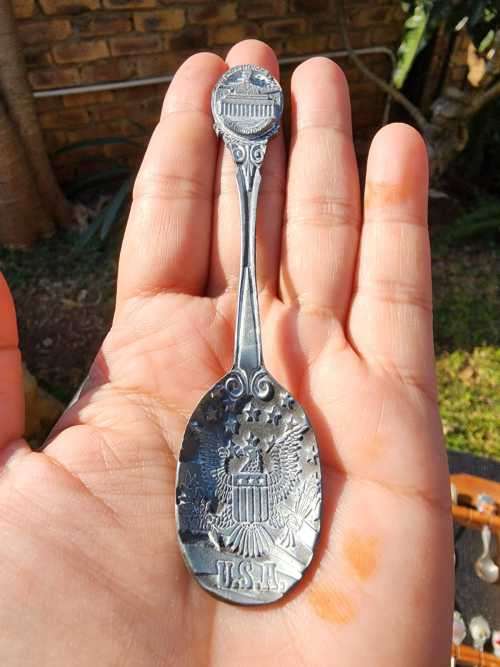 WONDERFUL INTERNATIONAL 36 SOUVENIR SPOON COLLECTION WITH WOODEN DISPLAY RACK