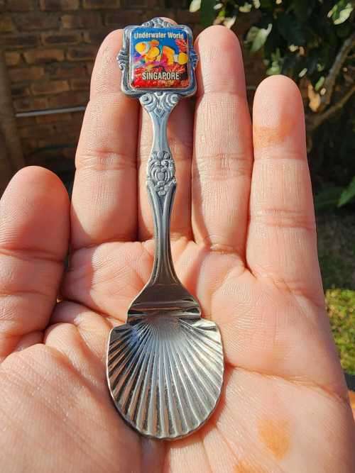 WONDERFUL INTERNATIONAL 36 SOUVENIR SPOON COLLECTION WITH WOODEN DISPLAY RACK