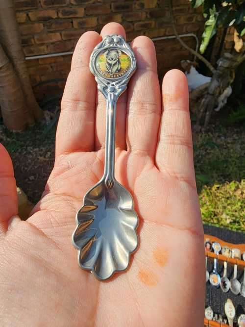WONDERFUL INTERNATIONAL 36 SOUVENIR SPOON COLLECTION WITH WOODEN DISPLAY RACK