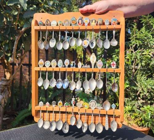 WONDERFUL INTERNATIONAL 36 SOUVENIR SPOON COLLECTION WITH WOODEN DISPLAY RACK