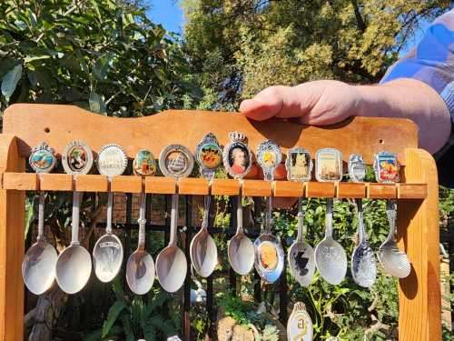 WONDERFUL INTERNATIONAL 36 SOUVENIR SPOON COLLECTION WITH WOODEN DISPLAY RACK