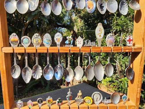 WONDERFUL INTERNATIONAL 36 SOUVENIR SPOON COLLECTION WITH WOODEN DISPLAY RACK