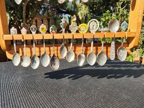 WONDERFUL INTERNATIONAL 36 SOUVENIR SPOON COLLECTION WITH WOODEN DISPLAY RACK