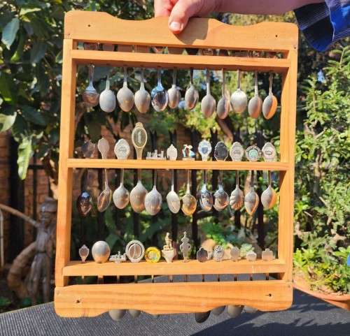 WONDERFUL INTERNATIONAL 36 SOUVENIR SPOON COLLECTION WITH WOODEN DISPLAY RACK