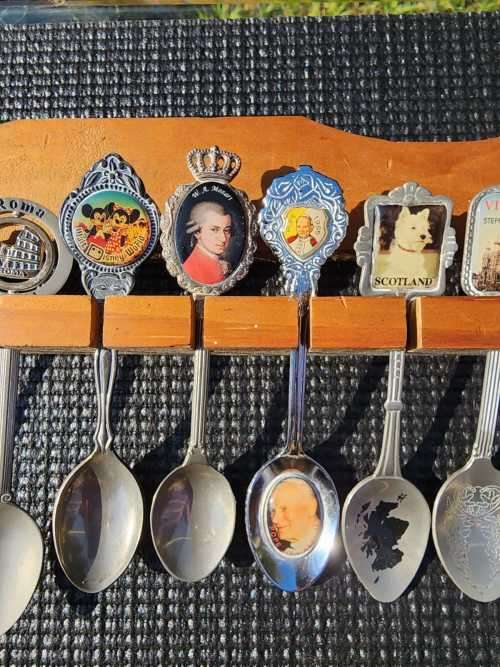 WONDERFUL INTERNATIONAL 36 SOUVENIR SPOON COLLECTION WITH WOODEN DISPLAY RACK
