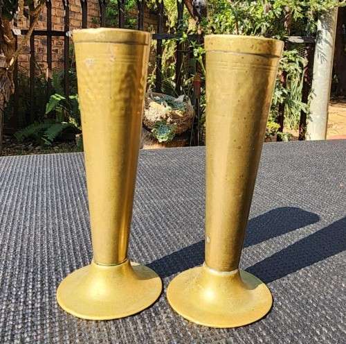 HAND HAMMERED BRITISH MAKE BRASS BUD VASES 15CM HIGH