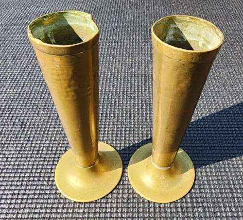 HAND HAMMERED BRITISH MAKE BRASS BUD VASES 15CM HIGH
