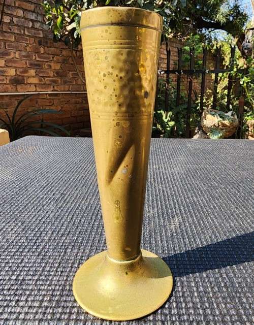HAND HAMMERED BRITISH MAKE BRASS BUD VASES 15CM HIGH